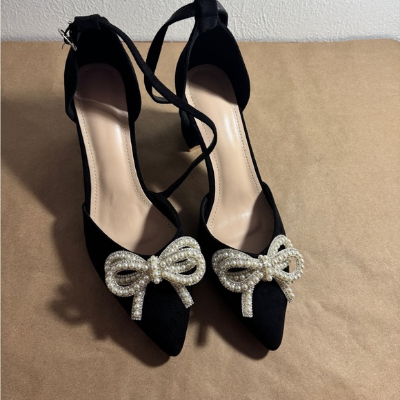 Elegant Black Women's Shoes with Pearl Bow - Picture 1 of 7